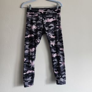 Calvin Klein Stylish Pink Camo Leggings Activewear for the Gym M Outdoors Comfy